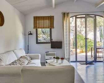 Casa Granada at Masia Nur Sitges, with private pool and adults only - Sitges - Sala de estar