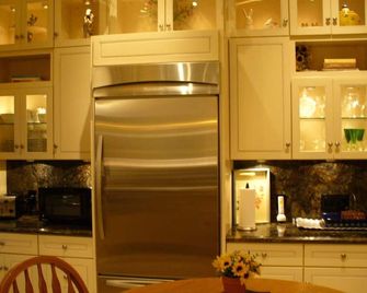 Best Value in Laguna Beach, close to Crescent Bay Beach! - Laguna Beach - Kitchen