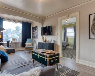 #stayinmydistrict Historic Apartment Near Downtown - Coos Bay - Living room