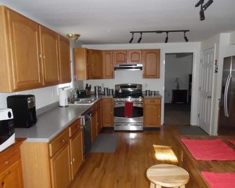 NEW LISTING!! 4 bed/3 bath house, sleeps 10, great for a family getaway - North Conway - Kitchen