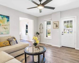 Pets, Big Groups Welcome: Hottub, Firepit, Grill - Bay City - Living room