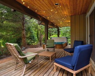 Marmot's Meadow Chalet: Tranquil 14th Fairway - Private Hot Tub - Whistler - Patio