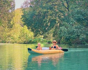 Enjoy the beautiful San Marcos River in this new, nice and comfy cabin! - Kyle - Pool
