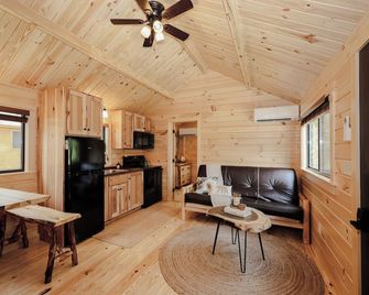 PineHaus - Brand New Log Cabin at Harvard Brook - Lincoln - Pokój dzienny