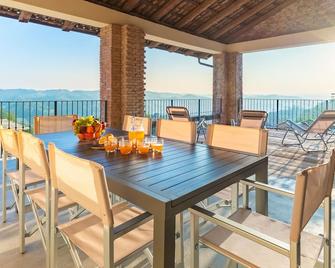 Casa Leonarda 8, Emma Villas - Belveglio - Balcón