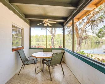 Dock & Fire Pit: Scenic Studio on Suwannee River! - Chiefland - Balcón
