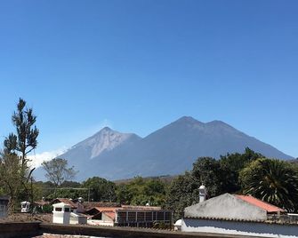 Feathers Hotel and Lounge - Hostel - Antigua Guatemala