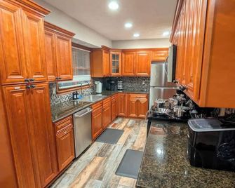 King Bed + Bunks | Ev Charger | Garage | Ranch - New Albany - Kitchen