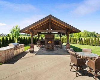 Spectacular Villa on 25 Acre Orchard, Pergola w/ Fireplace, Private Hot Tub, Pet Friendly, BBQ - Aurora - Patio