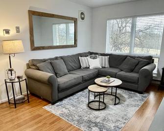 Guest House overlooking the Valley - Lexington - Living room
