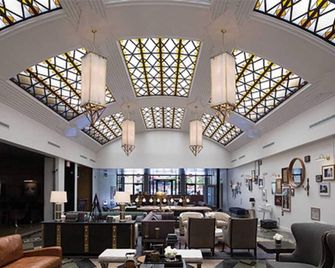 Newly Renovated 1 BR in Art Deco Architectural Gem, Steps to L & Free Parking - Chicago - Lobby