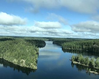 Large Fishing Cabin with Meals and Boat Use Included near Fort Frances, Ontario - Nestor Falls - Vista del exterior