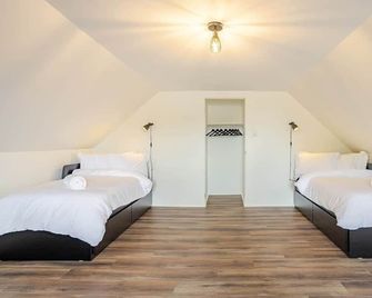 Charming Heritage Home with Hot Tub I 35 min to Montreal - Saint Jean - Salon