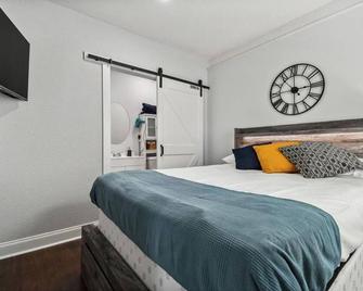Charming Seminole Heights Stay with Free Parking - Tampa - Sypialnia