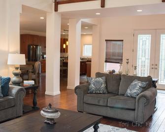 Luxury on the Mountain - Frazier Park - Living room
