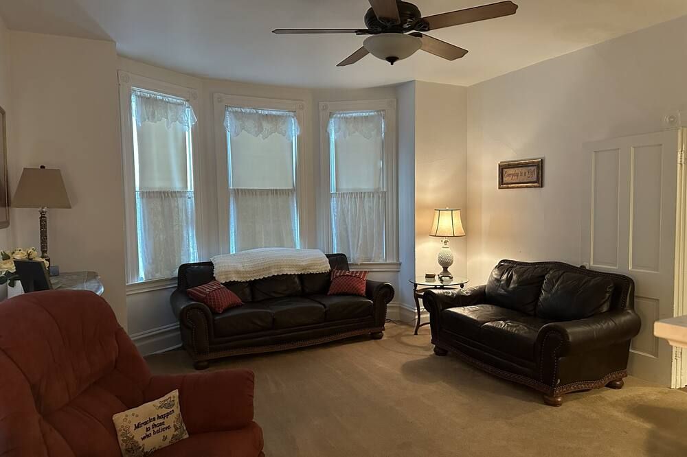 Charming 4-bedroom family friendly house in Monongahela. Make yourself at home!