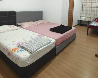 Sakura Homestay Miri-10 pax (3km to town) - Miri - Bedroom