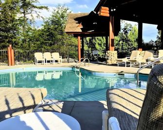 Cozy Cabin Near Smoky w Resort Pool & Grill - Pigeon Forge - Pool