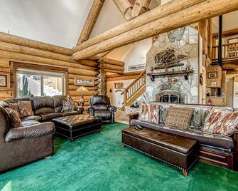 Family-Size Log Lodge w/ Roomy Deck & Game Room - Close to Lake & China Peak - Lakeshore - Living room