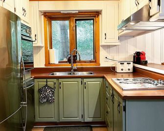 Swiss Styled Chalet nestled into the misty mountain with view of lac à la Truite - Sainte-Agathe-des-Monts - Kitchen
