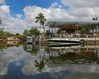 Charming Waterfront Bungalow - only 2 miles to Olde Naples! - Naples