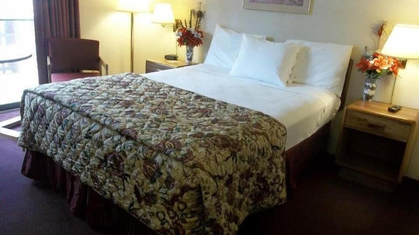 Carriage House Motor Inn