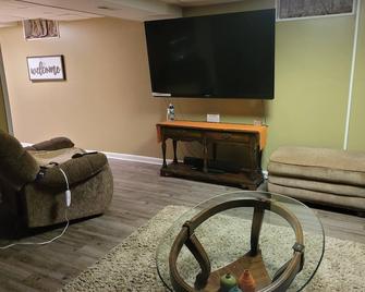 Trust-n-travel - Lusby - Living room
