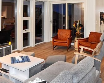 6 person holiday home in Lyngstad - Lyngstad - Sala de estar