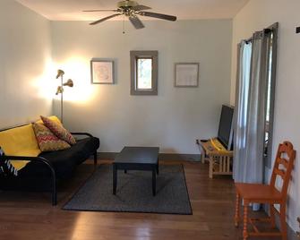 Guest Cottage in Northern Catskills - Greenville (Greene County) - Living room