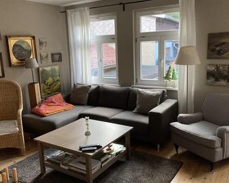 large, newly renovated half-timbered house with garage, pets welcome - Südharz - Wohnzimmer