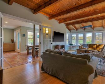 Spacious Farmhouse with Mtn Views, quiet. Available year round. - Mount Desert - Sala de estar
