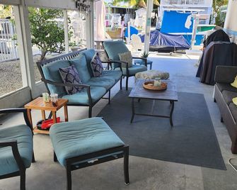 Charming 2-bedroom mobile home with everything you need to enjoy the FL Keys. - Tavernier - Binnenhof