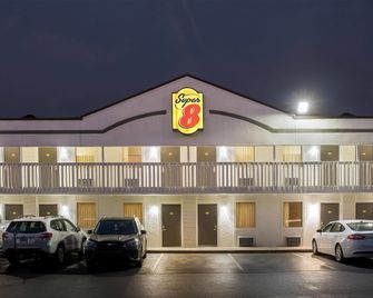 Super 8 by Wyndham Brownsburg - בראונסברג - בניין