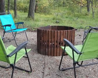 Charming Riverside Retreat - Cliff Cabin - Trout Creek - Patio