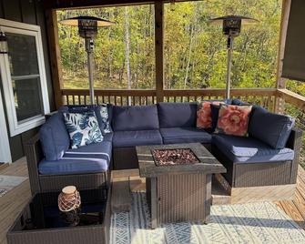 Gorgeous Home 8 Mi From Vmi & W&L, 5 Bedrooms With Views Of House Mountain - Lexington - Living room