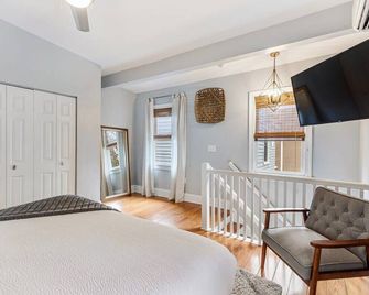 Spacious and Quiet One Block off King Street - Charleston - Sypialnia