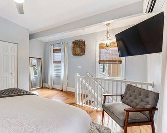 Spacious and Quiet One Block off King Street - Charleston - Sypialnia