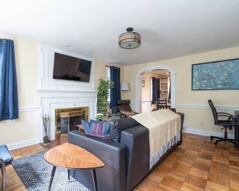 Spacious 4br Cozysuites In Old Town Alexandria - Alexandria - Living room