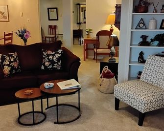 Full Terrace Apt. near Universities, Mountains, Lakes, D-Day Memorial, LU - Goode - Sala de estar