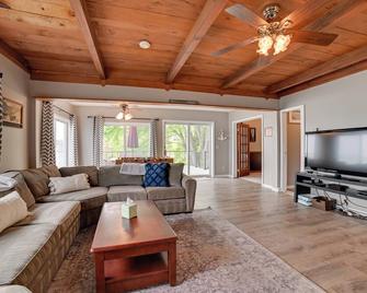Cayuga Lake Retreat in Seneca Falls w/ Dock! - Seneca Falls - Living room