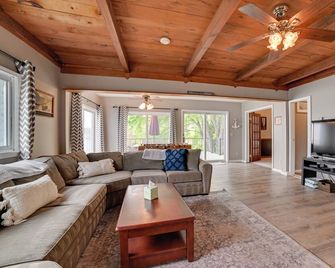 Cayuga Lake Retreat in Seneca Falls w/ Dock! - Seneca Falls - Wohnzimmer