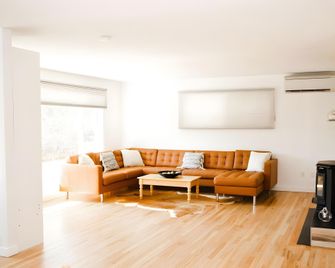 Naramata Courtyard Suites - Naramata - Living room