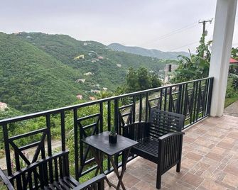 Cozy 1 Bedroom In The Quiet Of Diamond Estate. Equipped With All Amenties. - Leonards - Balcon