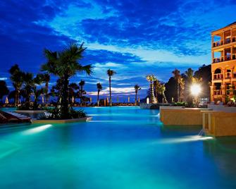 Centara Grand Beach Resort Phuket (SHA Plus+) - קארון - בריכה