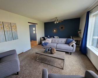 Lovely Three Bedroom Farmhouse between Lethbridge and Coaldale - Coaldale - Living room