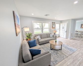 Relaxing River View Stay Renovated 3br Home - Fremont - Wohnzimmer