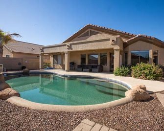 Sunny Desert Escape With Heated Pool! Near Spring Training, Stadium & Westgate - El Mirage - Pool
