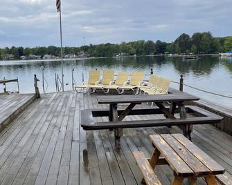 Upper Silver Lake, Beautiful 5 Bedroom Lake Front Log Cabin Style Home - Mears - Vista del exterior