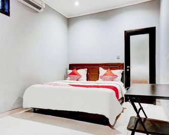 OYO 90438 Mampang 34 Residence - Jakarta - Bedroom