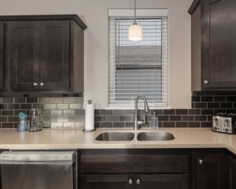 Modern, cheerful home near Winter Park/Granby. Private Hot Tub, mountain views! - Tabernash - Cocina